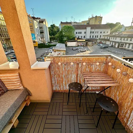 Bright And With A Balcony 公寓 *